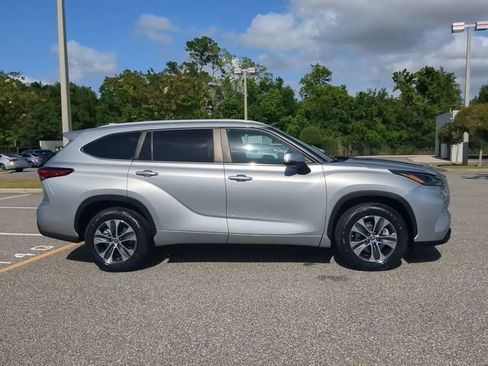 Used 2023 Toyota Highlander XLE FWD image 3