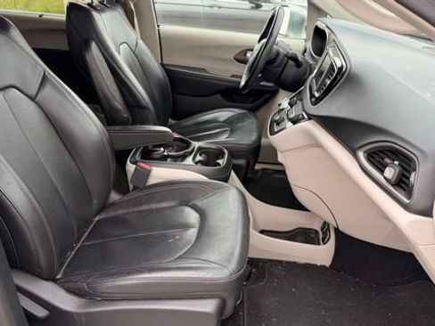 Used 2018 Chrysler Pacifica Touring-L w/ Tire & Wheel Group FWD image 15