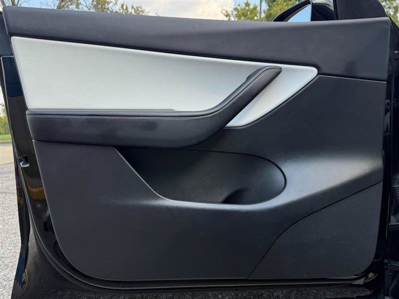 Used 2022 Tesla Model Y Long Range AWD/4WD image 16