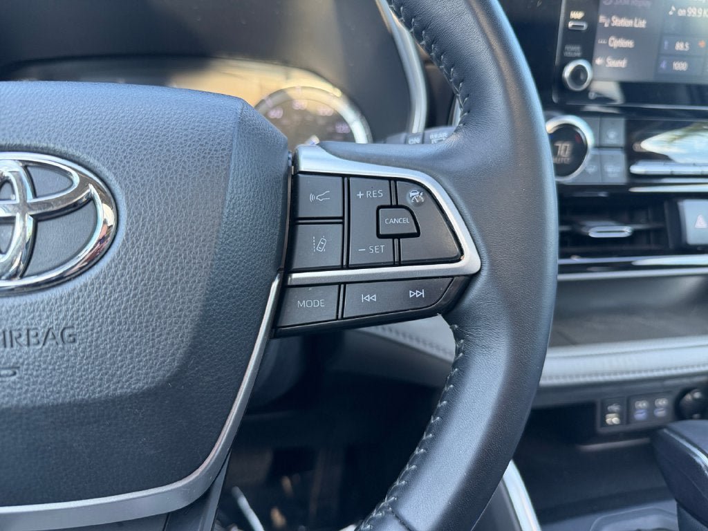 Used 2022 Toyota Highlander XLE AWD/4WD image 17