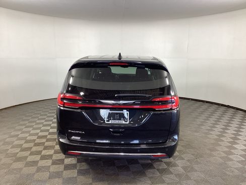 Used 2023 Chrysler Pacifica Touring-L FWD image 3