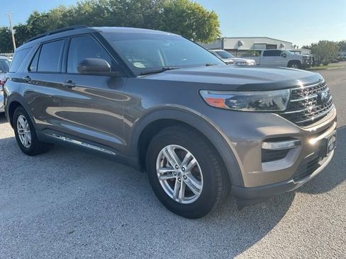 Used 2021 Ford Explorer XLT w/ Equipment Group 202A RWD image 3