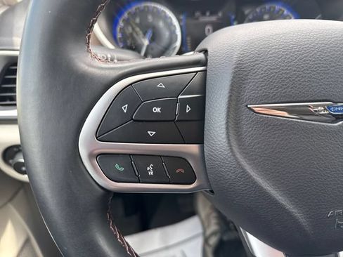 Used 2017 Chrysler Pacifica Touring-L FWD image 32