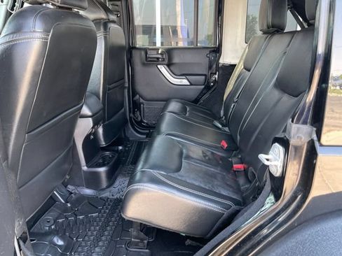 Used 2014 Jeep Wrangler Unlimited Sahara w/ Connectivity Group AWD/4WD image 12