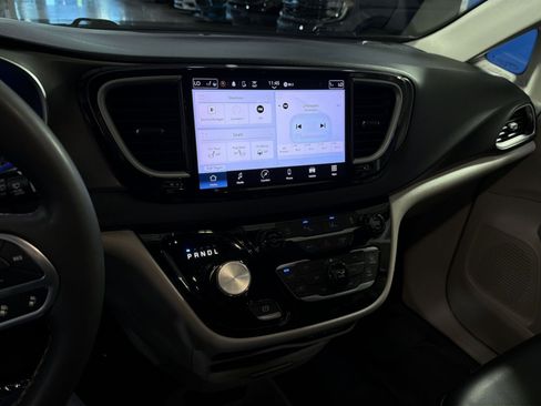 Used 2023 Chrysler Pacifica Touring-L FWD image 22