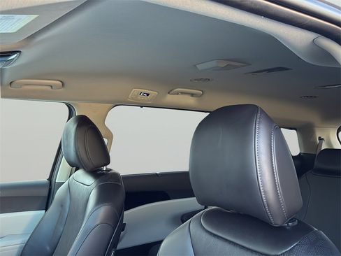 Used 2024 Kia Carnival EX image 15