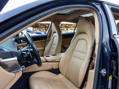 Certified 2022 Porsche Panamera image 5