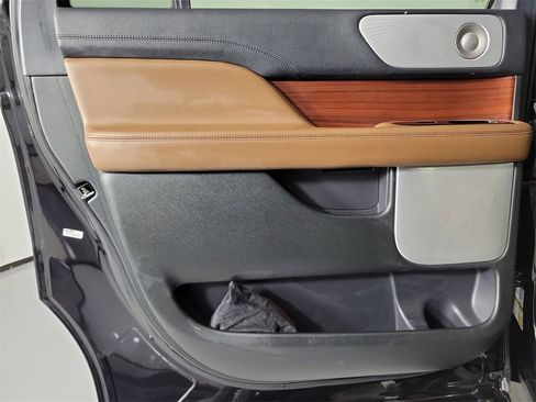 Used 2023 Lincoln Navigator L Reserve image 11