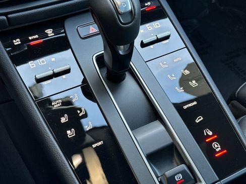 Certified 2025 Porsche Macan image 25