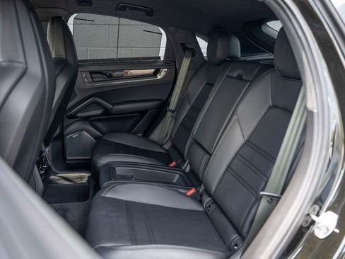 Certified 2024 Porsche Cayenne Turbo GT AWD/4WD image 18
