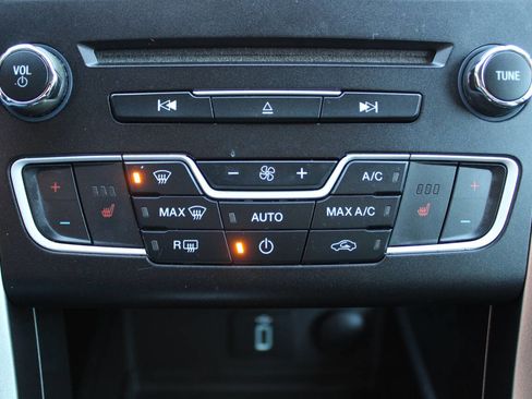 Used 2017 Ford Fusion SE w/ Fusion SE Technology Package image 42