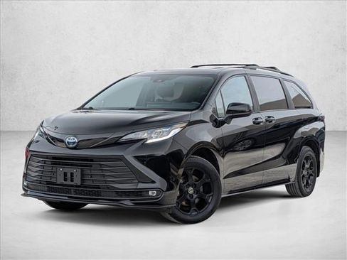 Used 2025 Toyota Sienna XLE Woodland Edition image 1