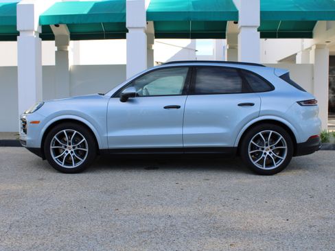 Certified 2025 Porsche Cayenne image 2