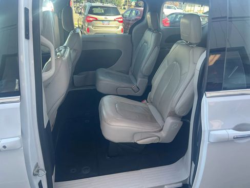 Used 2021 Chrysler Pacifica Touring-L image 20
