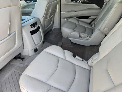 Used 2019 Cadillac Escalade Luxury RWD image 12