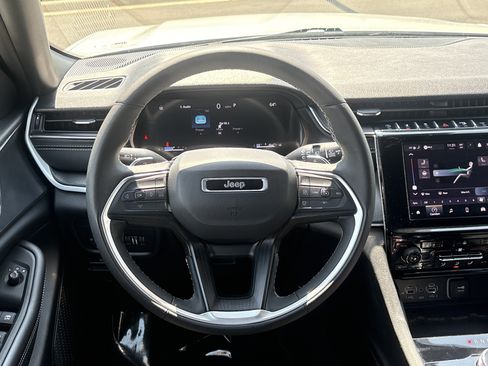 Used 2025 Jeep Grand Cherokee Altitude AWD/4WD image 21