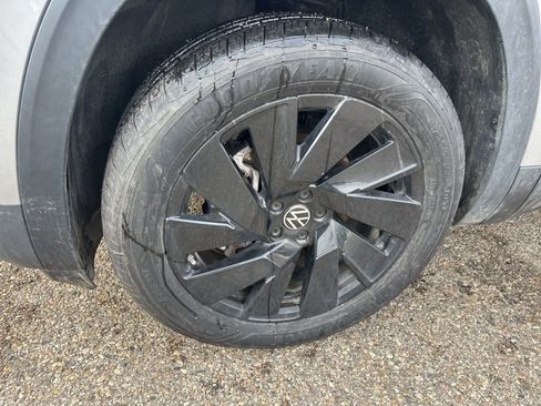 Certified 2024 Volkswagen Atlas Cross Sport SE image 9