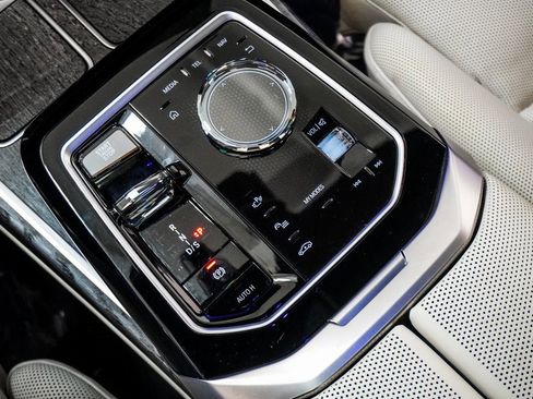 Used 2023 BMW 760i xDrive w/ Executive Package image 33