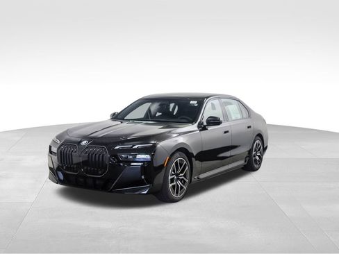 Used 2025 BMW i7 xDrive60 image 1