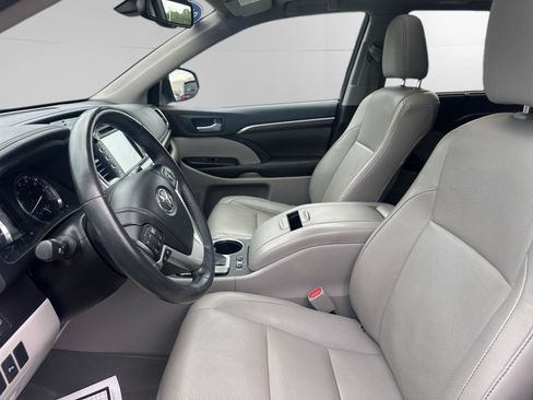 Used 2015 Toyota Highlander Limited w/ Driver Technology Package AWD/4WD image 11