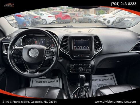 Used 2019 Jeep Cherokee Latitude Plus FWD image 11