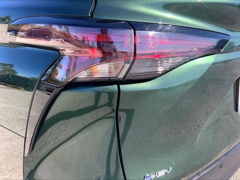 Used 2025 Toyota Sienna XLE image 28