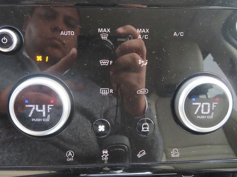 Used 2023 Land Rover Discovery Sport S image 35