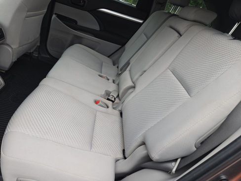 Used 2019 Toyota Highlander LE FWD image 10