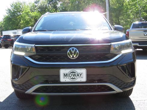Used 2023 Volkswagen Taos SE AWD/4WD image 2