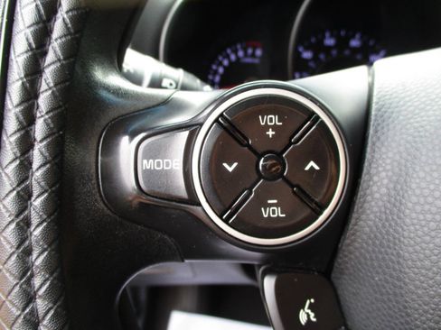 Used 2017 Kia Soul + FWD image 17