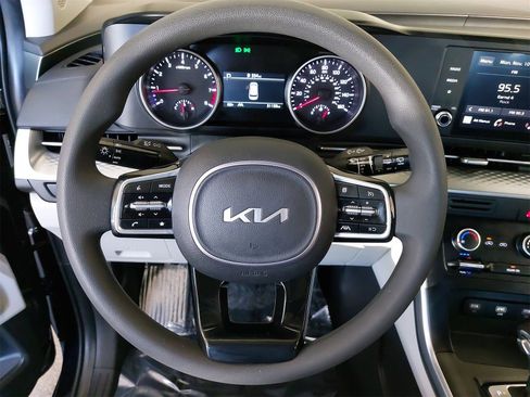 Used 2024 Kia Carnival LX image 17