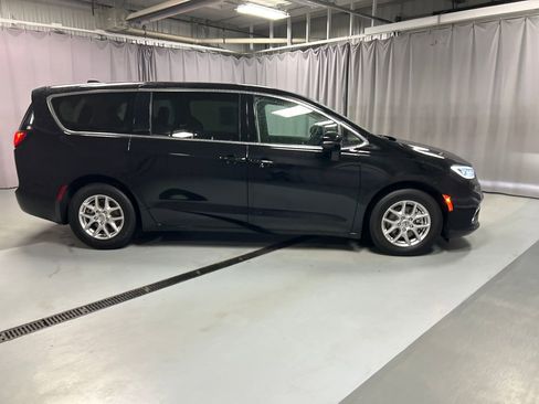 Used 2024 Chrysler Pacifica Touring-L image 8