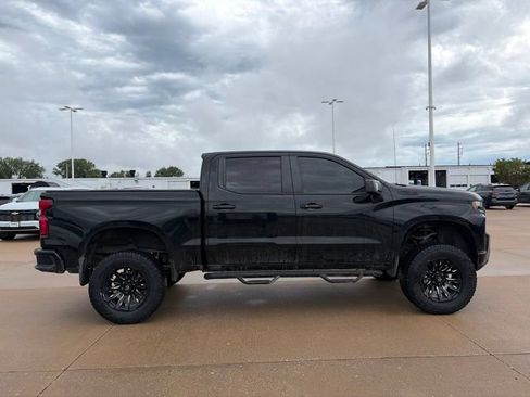 Used 2020 Chevrolet Silverado 1500 LT Trail Boss w/ Midnight Edition AWD/4WD image 2