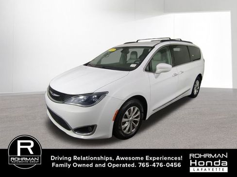 Used 2017 Chrysler Pacifica Touring-L image 1