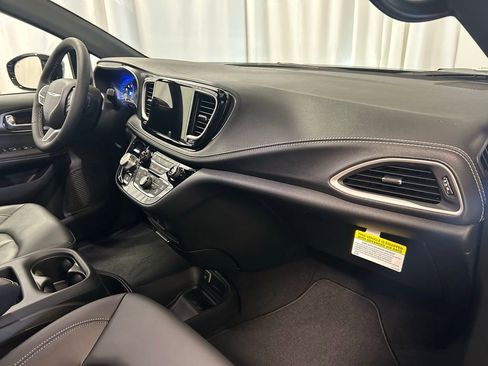 New 2026 Chrysler Pacifica Select image 22