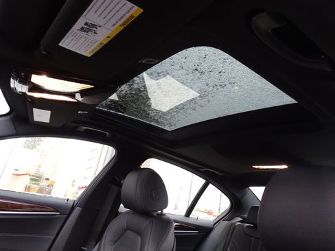 Used 2019 BMW 530e xDrive w/ Convenience Package image 11