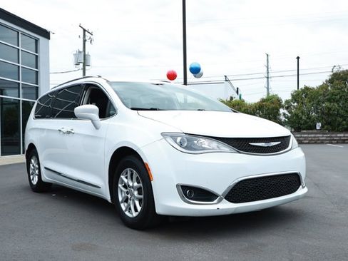 Used 2020 Chrysler Pacifica Touring-L FWD image 3