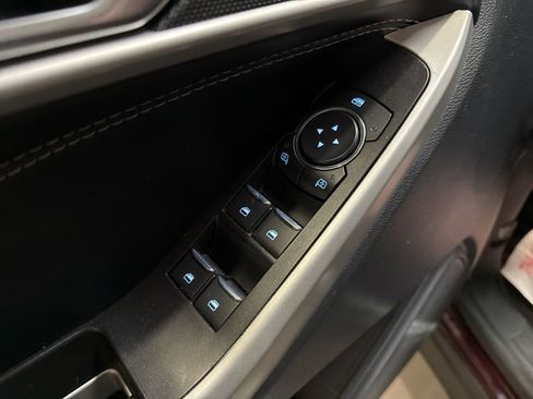 Used 2022 Ford Explorer XLT w/ Equipment Group 202A AWD/4WD image 11
