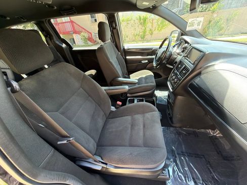 Used 2019 Dodge Grand Caravan SE FWD image 24