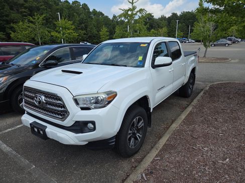 Used 2016 Toyota Tacoma TRD Sport w/ Towing Package AWD/4WD image 8
