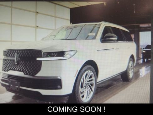 Used 2025 Lincoln Navigator Reserve image 4