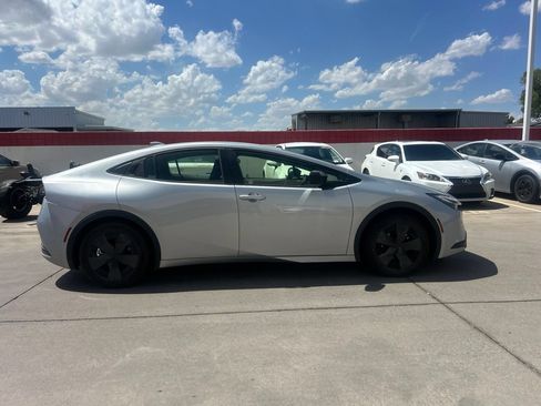 Used 2025 Toyota Prius LE FWD image 3