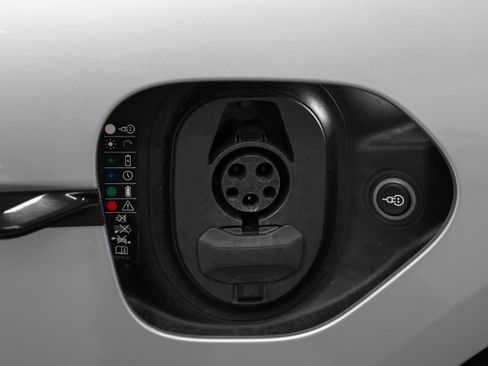 Used 2023 Porsche Taycan image 18