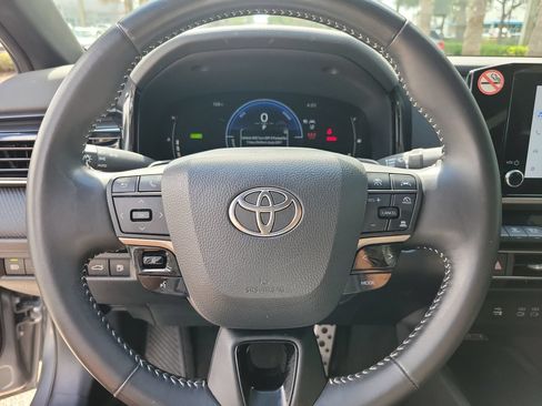 Used 2025 Toyota Camry SE FWD image 19