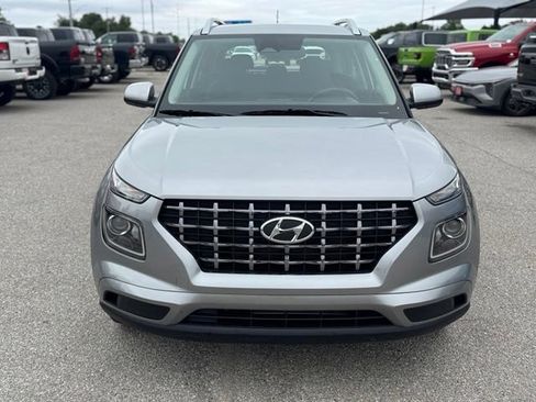 Used 2025 Hyundai Venue SEL FWD image 2