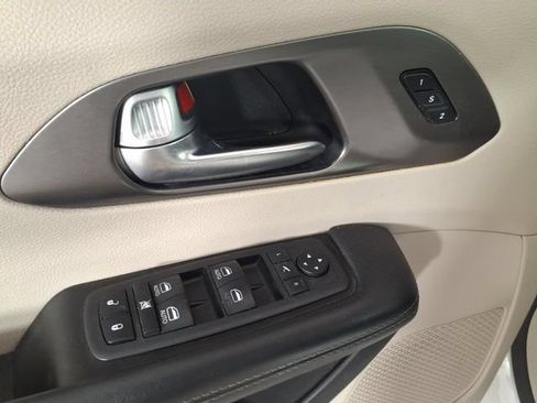 Used 2019 Chrysler Pacifica Limited w/ Tire & Wheel Group FWD image 14