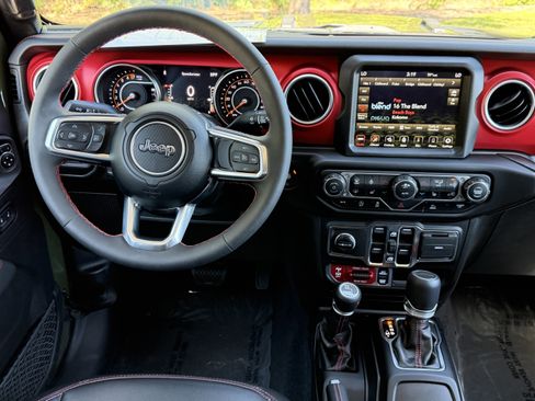 Used 2023 Jeep Gladiator Rubicon w/ Cold Weather Group AWD/4WD image 18