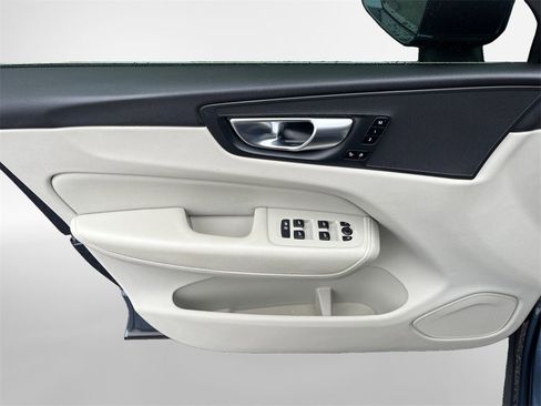 Used 2020 Volvo XC60 T5 Momentum image 17