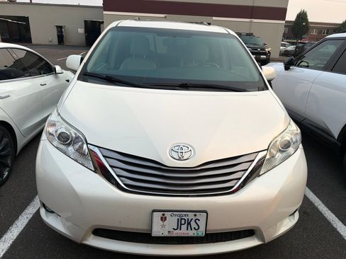 Used 2017 Toyota Sienna XLE Premium w/ Outdoor Package AWD/4WD image 2