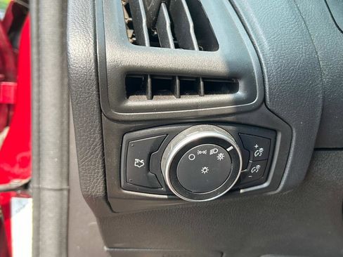 Used 2016 Ford Focus SE w/ SE Power Seat Package image 17